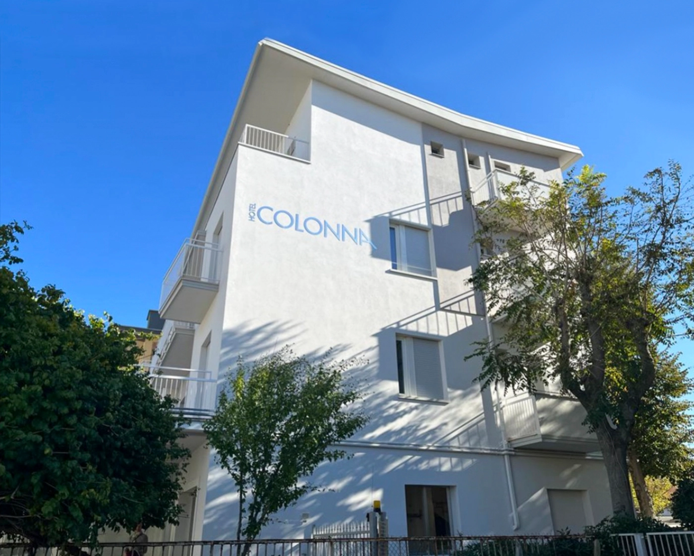 foto ambientazione insegna hotel colonna