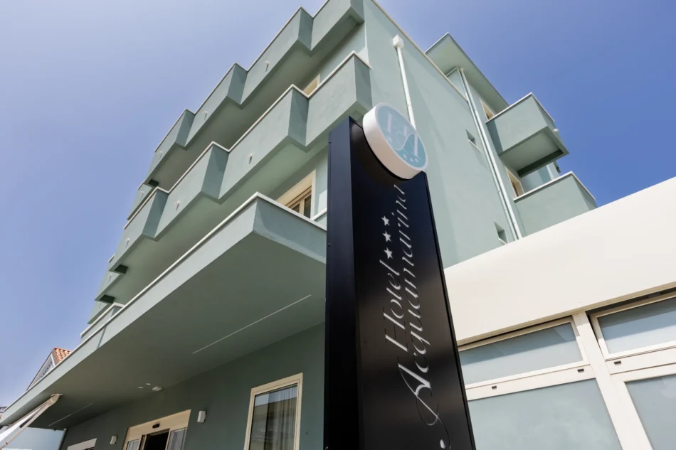 insegna esterna totem per hotel acquamarina vista strada