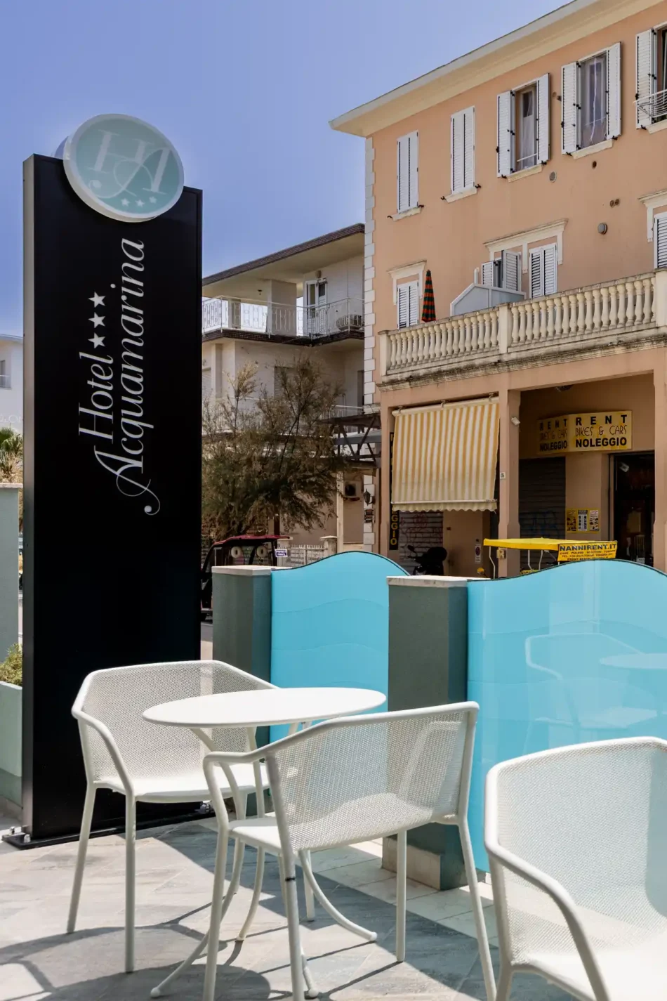 insegna esterna totem per hotel acquamarina
